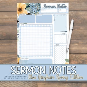 Könnte beinhalten: Ein hellblau-weißes "Sermon Notes"-Druckprodukt mit floralen Akzenten. Das Design umfasst Abschnitte für Notizen, Schlüsselverse und ein Datum. Das untere Banner lautet "Blue Gingham Spring Edition". Ein weißer Stift liegt auf der rechten Seite.