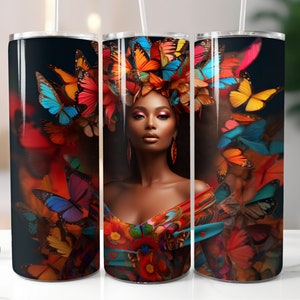 Può includere: Un bicchiere in acciaio inossidabile con un design colorato che presenta una donna con farfalle nei capelli. Il design è vibrante e include sfumature di blu, verde, arancione, giallo e rosso.