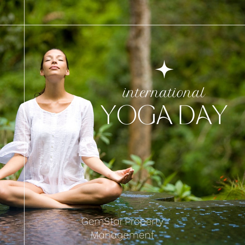 Pu&ograve; includere: Una donna con una camicia bianca &egrave; seduta in posizione di loto su uno scoglio in un specchio d'acqua. Lo sfondo &egrave; una lussureggiante foresta verde. Il testo "international YOGA DAY" &egrave; scritto in bianco su uno sfondo bianco.