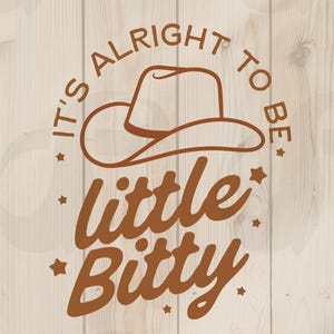 Puede incluir: Un body de bebé beige con un gráfico marrón que dice "It's Alright to be little Bitty" con una ilustración de sombrero de vaquero. El diseño también se muestra sobre un fondo de madera. Se incluyen formatos de archivo digital.