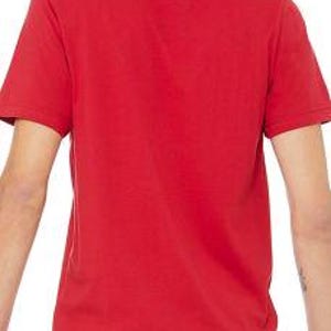 Peut inclure: Un t-shirt rouge uni à manches courtes.