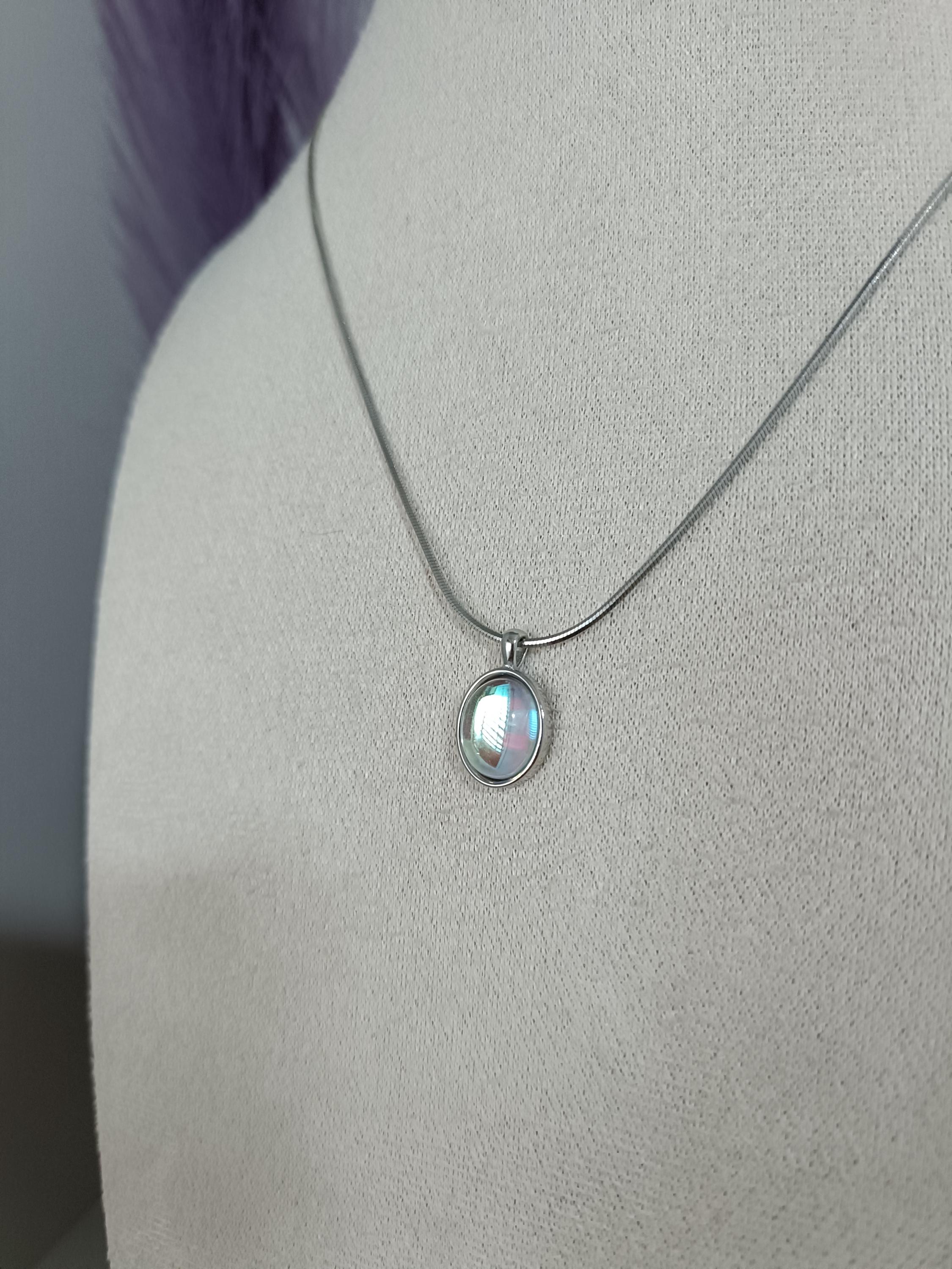 虹色に輝くブルーガラスペンダントネックレス：925シルバーメッキ 