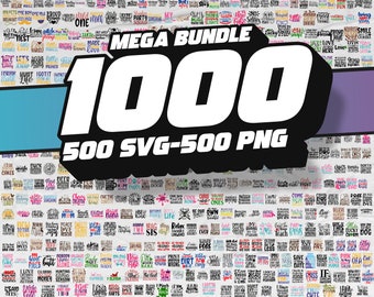 Op de afbeelding: Een digitale grafische ontwerp productbundel met een zwart-witte afbeelding van het getal 1000. De tekst "MEGA BUNDLE" staat boven het getal en de tekst "500 SVG-500 PNG" staat onder het getal. De achtergrond is een collage van kleurrijke tekstzinnen.