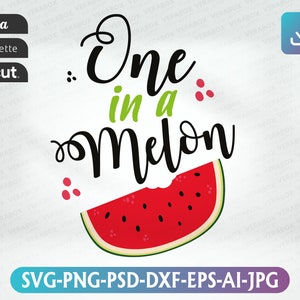 Może przedstawiać: Projekt graficzny z tekstem "One in a Melon" w czarnym, ozdobnym pismie. Pod tekstem znajduje się czerwony plaster arbuza z ukąszonym kawałkiem. Wokół projektu rozrzucone są małe czerwone kropki.
