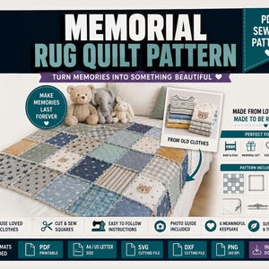 Puede incluir: Un patrón de colcha conmemorativa con un diseño de patchwork en tonos azules, blancos y beige. La colcha se muestra con un oso de peluche, un elefante y un conejo de peluche. El texto incluye "MEMORIAL RUG QUILT PATTERN".