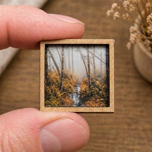 Liten dimmig skog – Mini inramad konst (2,5 x 2,5 cm) – Handgjord