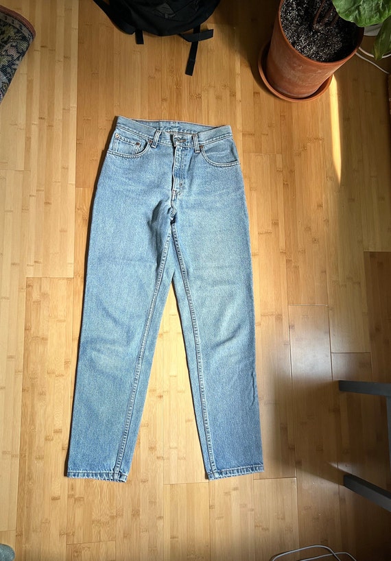 Vintage 90s Light Wash Blue Levi's 550 Jeans W28