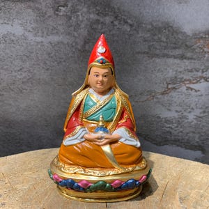standbeeld van goeroe dewa chenpo. de meester van gedegenereerde leeftijd. wensvervullende goeroe mahasukha.