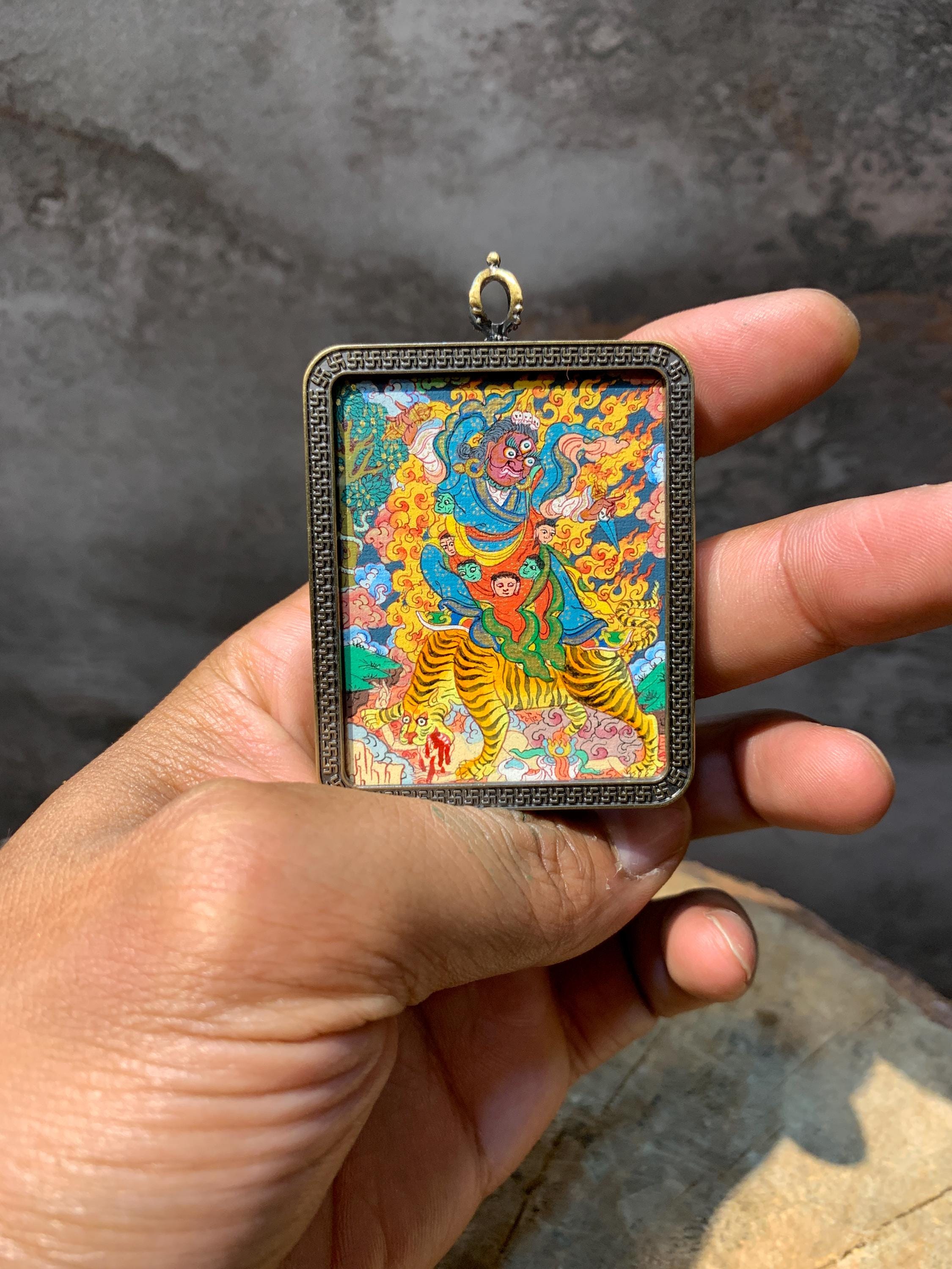 Dorje Drollo タンカ ペンダント、手描きのグル アミュレット - Etsy 日本