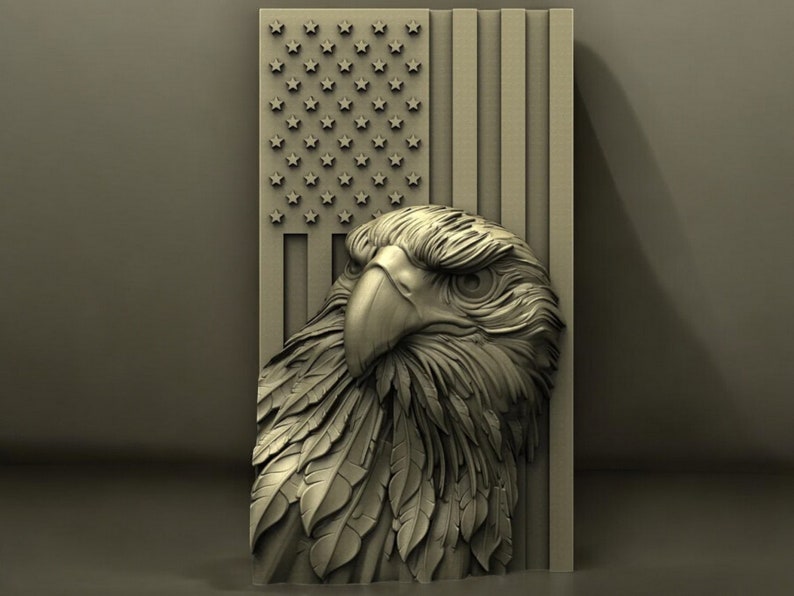 Pode incluir: Uma escultura em relevo 3D de uma cabe&ccedil;a de &aacute;guia com penas detalhadas, sobre um fundo de bandeira americana.