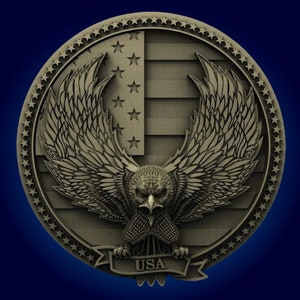 Peut inclure: Une plaque ronde en bois brun avec une image sculptée d'un aigle les ailes déployées. L'aigle tient une bannière avec le mot "USA" dessus. L'aigle est devant une image sculptée du drapeau américain.