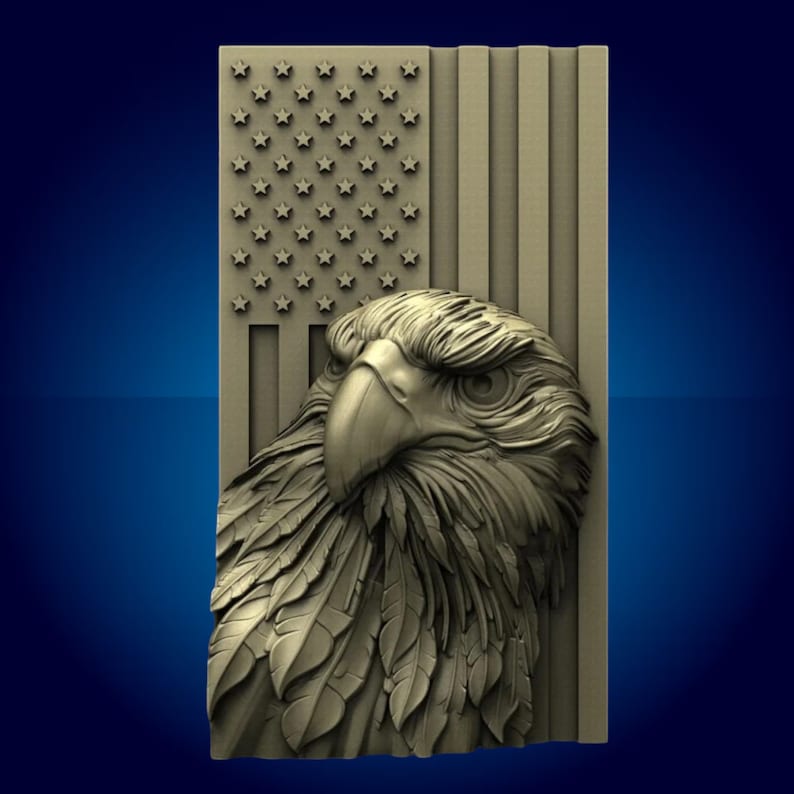 Pode incluir: Uma escultura em relevo 3D de uma &aacute;guia careca americana com a cabe&ccedil;a virada para o lado, sobre um fundo da bandeira americana. As penas da &aacute;guia s&atilde;o detalhadas e a bandeira &eacute; representada em um estilo realista.