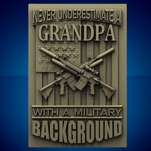 以下が含まれることがあります： 「軍隊経験のある祖父を過小評価しないでください」と書かれた茶色の木製看板。看板には、2丁の銃が交差したスタイリッシュなアメリカ国旗が描かれています。