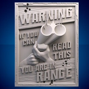 Może przedstawiać: Biały drewniany znak z tekstem "WARNING" dużymi, pogrubionymi literami. Znak zawiera również tekst "IF YOU CAN READ THIS YOU ARE IN RANGE" oraz trójwymiarowy obraz lufy pistoletu.