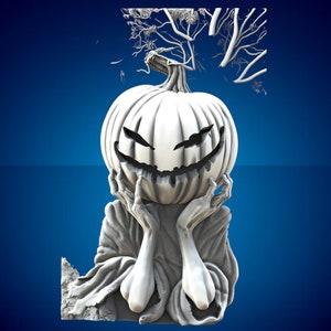 Könnte beinhalten: Eine weiße Halloween-Skulptur mit einem geschnitzten Kürbiskopf mit einem finsteren Grinsen, gehalten von skelettartigen Händen. Die Figur ist in einen strukturierten Umhang gehüllt, mit stilisierten Ästen darüber.