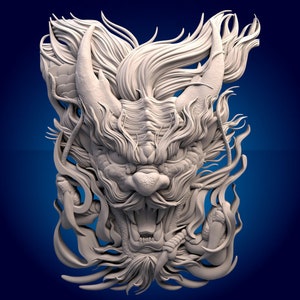 Könnte beinhalten: Eine weiße, detaillierte, 3D-gedruckte Skulptur eines Drachenkopfes mit einem grimmigen Ausdruck. Der Drachenkopf ist von komplizierten, fließenden Designs umgeben.