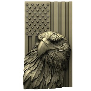 Pode incluir: Uma pe&ccedil;a de arte de parede de madeira esculpida em 3D que apresenta uma &aacute;guia careca com a cabe&ccedil;a virada para o lado, sobre um fundo da bandeira americana.