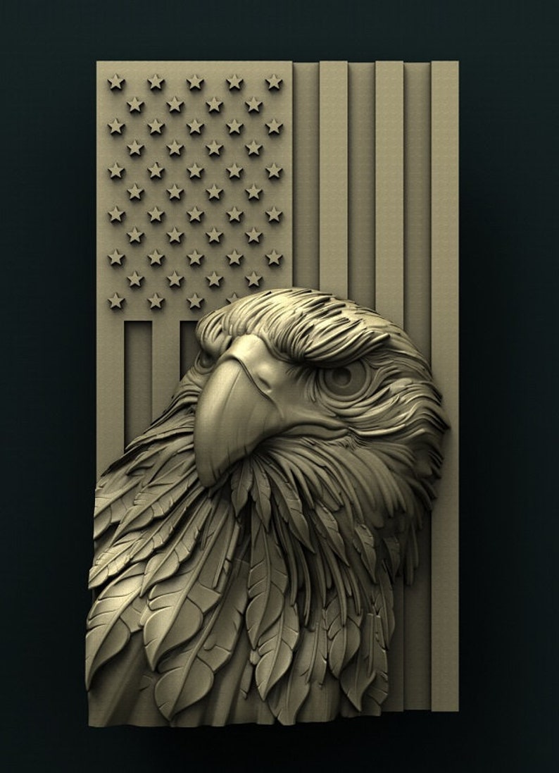 Pode incluir: Uma escultura em relevo 3D de uma cabe&ccedil;a de &aacute;guia com penas detalhadas, sobre um fundo da bandeira americana.