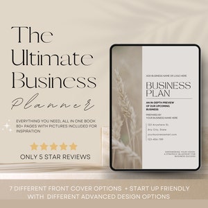 Könnte beinhalten: Ein digitales Mockup eines Businessplaners mit beigefarbenem Hintergrund und weißem Cover. Das Cover zeigt den Text "Business Plan" in schwarzer Schrift. Der Text "Ein detaillierter Überblick über unser kommendes Geschäft" befindet sich unter dem Titel. Der Text "Erstellt von Ihrem Firmennamen hier" befindet sich unter dem Vorschautext. Der Text "123 Anywhere St. Any City, State yourbusinessemail.com 123-456-789" befindet sich unter dem Text "Erstellt von". Der Text "Stärken Sie Ihre Vision, ein strategischer Fahrplan für den Geschäftserfolg" befindet sich unter den Kontaktinformationen. Der Text "Firmenname oder Logo hier einfügen" befindet sich oben auf dem Cover. Der Text "The Ultimate Business Planner" ist in schwarzer Schrift auf beigefarbenem Hintergrund. Der Text "Alles, was Sie brauchen, in einem Buch 80+ Seiten mit Bildern, die zur Inspiration dienen" befindet sich unter dem Titel. Der Text "Nur 5 Sterne Bewertungen" befindet sich unter dem Inspirationstext. Der Text "7 verschiedene Titelbildoptionen + Start-up-freundlich mit verschiedenen erweiterten Designoptionen" befindet sich unter dem Bewertungstext.