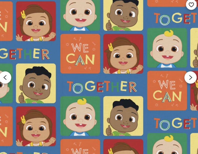 Peut inclure: Un tissu bleu avec un motif r&eacute;p&eacute;t&eacute; de visages d'enfants de dessins anim&eacute;s dans des carr&eacute;s color&eacute;s. Les mots "WE CAN" et "TOGETHER" sont &eacute;galement affich&eacute;s. Les enfants ont diff&eacute;rentes couleurs de peau et coiffures.
