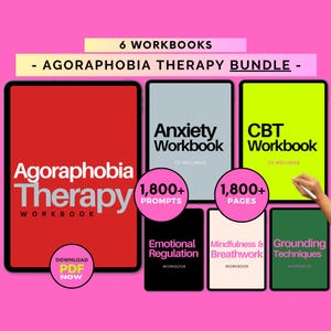 Op de afbeelding: Een set van zes digitale werkboeken voor agoraphobietherapie. De werkboeken omvatten: Agoraphobia Therapy Workbook, Anxiety Workbook, CBT Workbook, Emotional Regulation Workbook, Mindfulness & Breathwork Workbook en Grounding Techniques Workbook. De werkboeken worden weergegeven op een roze achtergrond.