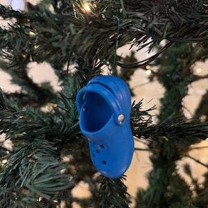 Adorno navideño de mini cocodrilo: un divertido y colorido relleno para calcetines