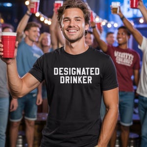 Designated Trinker Tailgate Shirt Papa Shirt Junggesellenabschied Shirt lustiges Trinkshirt Bachelorette Party Freunde Shirt Jungs Nacht Shirt