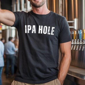Maglietta divertente con scritta IPA Hole Beer / Regalo per snob della birra artigianale / Maglietta del birrificio per gli amanti della birra / Maglietta grafica con umorismo sul bere