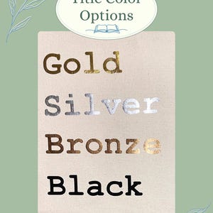 K&ouml;nnte beinhalten: Ein Hintergrund mit Leinwandstruktur zeigt Titelfarbenoptionen in Gold, Silber, Bronze und Schwarz. Der Text "Titelfarbenoptionen" befindet sich in einem wei&szlig;en Oval oben. Der Hintergrund ist hellbeige, mit einem hellgr&uuml;nen Hintergrund.