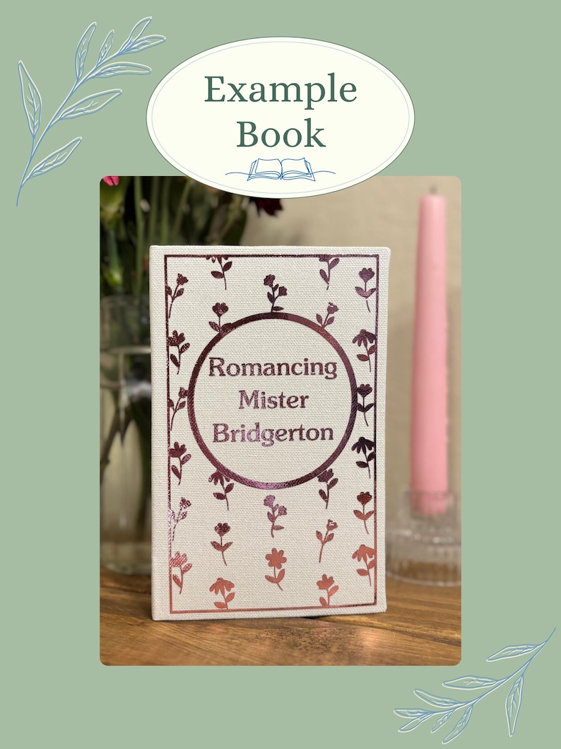 K&ouml;nnte beinhalten: Ein Buch mit dem Titel "Romancing Mister Bridgerton" mit einem bordeauxfarbenen Blumendesign. Das Buch liegt auf einer Holzoberfl&auml;che, mit einer rosa Kerze und einer Vase mit Blumen im Hintergrund. Der obere Teil des Bildes tr&auml;gt den Text "Example Book".