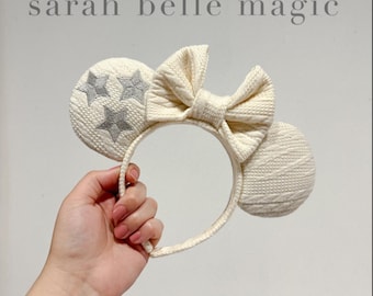 Cardigan ivoire en tricot torsadé brodé d'étoiles grises inspirées des oreilles de souris | Bandeau inspiré de TS | Sarahbellemagie