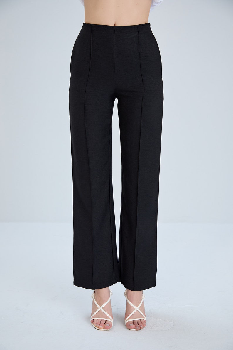 Linen pants with stitch detail. Linen trousers with stitching on the front and pockets. Provides comfort with hidden zipper on the side.