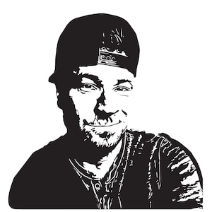 Può includere: Illustrazione in bianco e nero di una persona con un berretto da baseball. La persona ha la barba e sorride. L'immagine è un primo piano del viso e della parte superiore del corpo della persona.