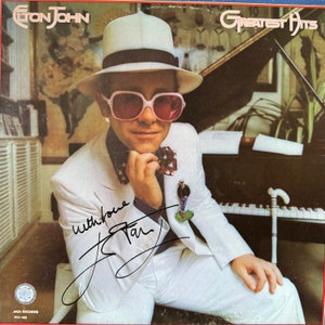 Elton Johns originalsignerade LP-omslag till "Greatest Hits" (COA)