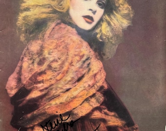 Couverture originale du livre de la tournée « Rock A Little : World Tour » autographiée par Stevie Nicks (COA)