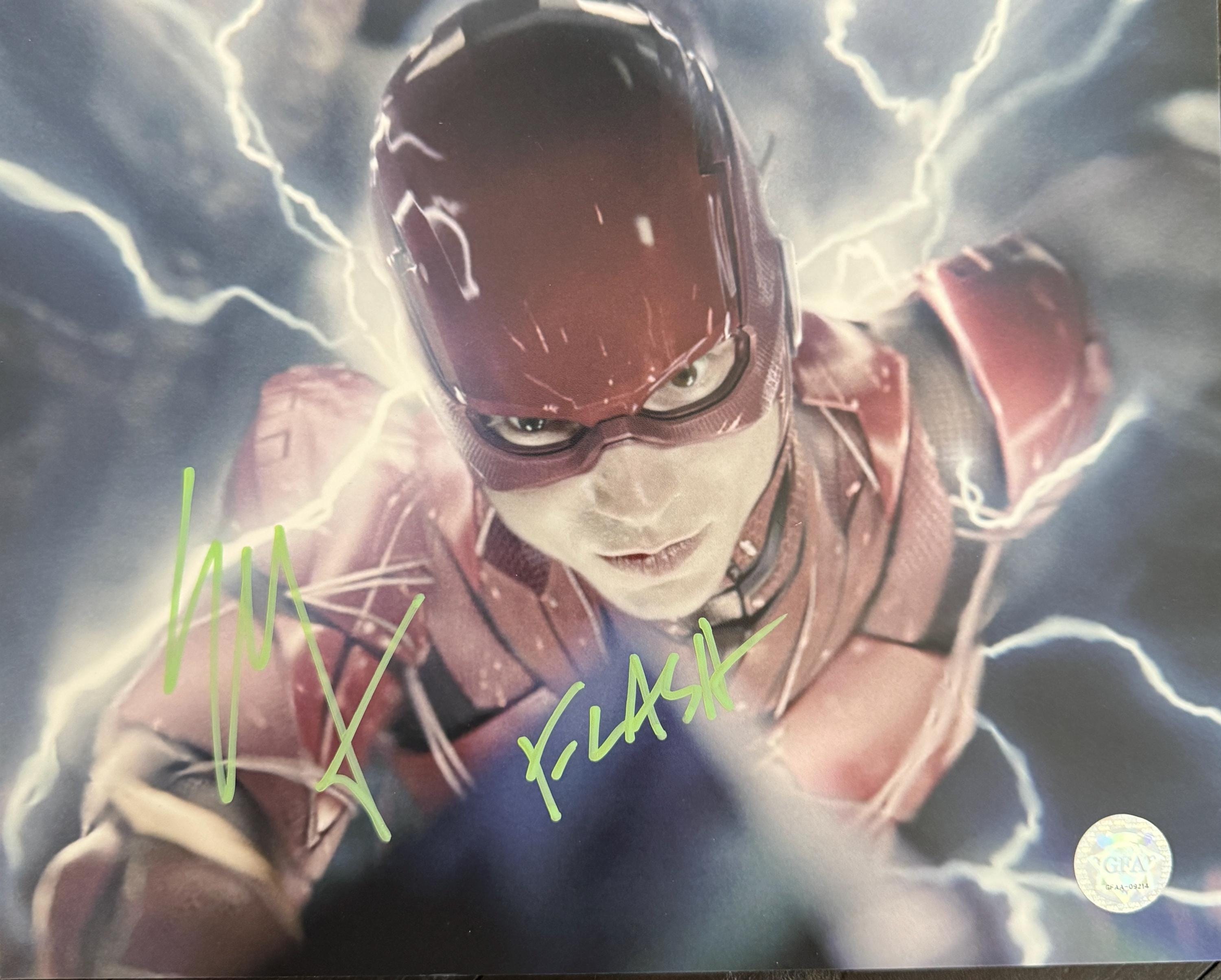 エズラ・ミラー オリジナルサイン入り「フラッシュ」8x10 写真 (COA