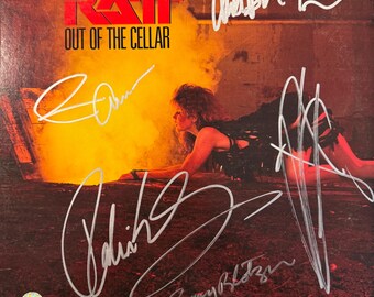 Pochette originale autographiée du LP « Out Of The Cellar » de RATT (certificat d'authenticité inclus)