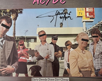 Angus Young originele gesigneerde 'Dirty Deeds Done Dirt Cheap' LP-hoes (COA)