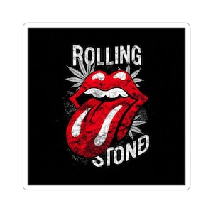 Może przedstawiać: Kwadratowa naklejka z czarnym tłem z czerwonym logo w kształcie języka w stylu vintage z białymi słowami "ROLLING STONE". Projekt zawiera liście konopi.