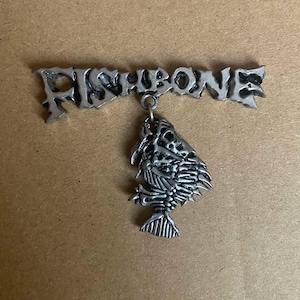 Pin de botón con insignia de Poker Alchemy de peltre fundido con banda de fusión FISHBONE de los años 90