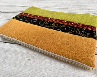 Capa acolchoada para laptop com bolso e forro de algodão.