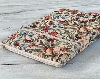 Funda floral para portátil / Funda acolchada para MacBook Air con compartimento para cables / Bolsa protectora para ordenador – Hecha a mano