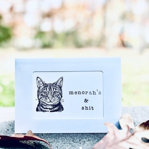 Menorah’s & Shit - Lustige Chanukka Karten - Chanukka Grüße - Beste Qualität Karten Online - Feiertags Katzen Karte - Jüdische Karte von Katnip Ink