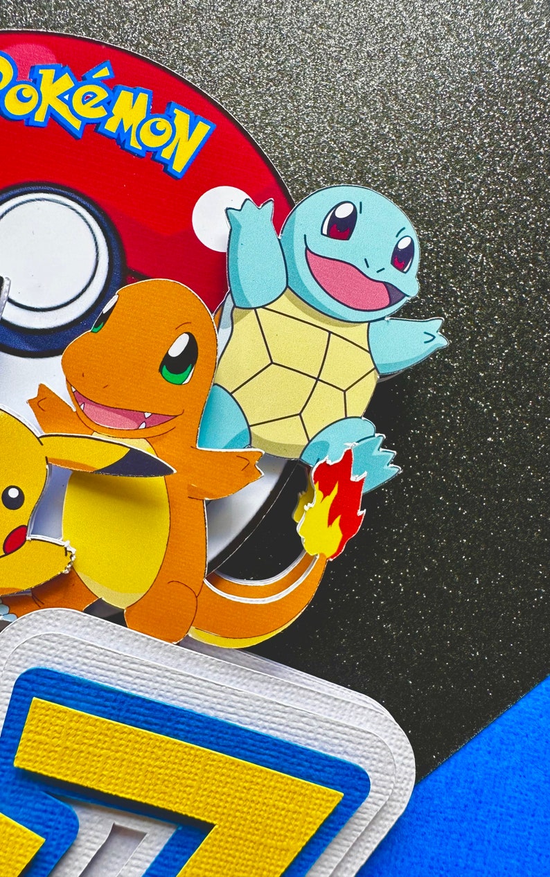 K&ouml;nnte beinhalten: Ein farbenfrohes Papierkunstwerk mit den Pok&eacute;mon-Charakteren Glumanda und Schiggy, einem Pok&eacute;ball und dem Pok&eacute;mon-Logo. Das Design umfasst leuchtende Orange-, Blau-, Gelb- und Rott&ouml;ne mit einem strukturierten Hintergrund.