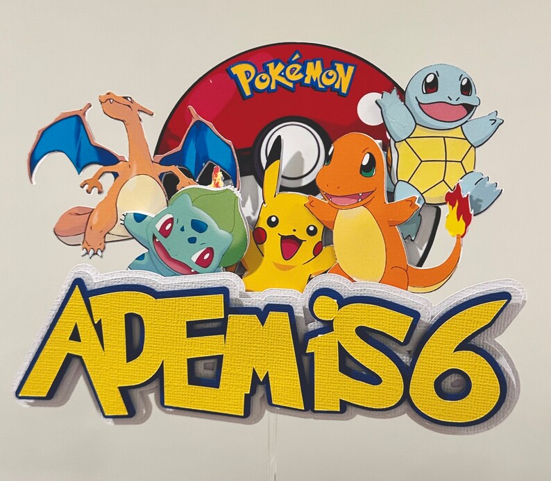 K&ouml;nnte beinhalten: Bunte Pokemon-Tortenaufsatz mit Pikachu, Glumanda und Schiggy. Das Design beinhaltet einen rot-wei&szlig;en Pok&eacute;ball und den Namen "ADEM IS 6" in Gelb und Blau. Ideal f&uuml;r eine Geburtstagsfeier.
