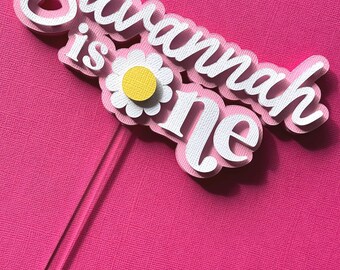 Gepersonaliseerde madeliefje "One" taarttopper: roze bloemen feestdecor