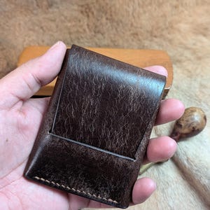 Cartera minimalista de piel con solapa - Hecha a mano con piel italiana marrón oscuro - Delgada y duradera - Tarjetero vertical - Cartera con bolsillo frontal