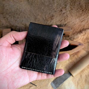 Portefeuille minimaliste à rabat en cuir - Fabriqué à la main avec du cuir de Cordoue noir - Fin, durable - Porte-cartes vertical, cadeau parfait
