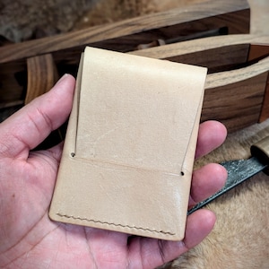 Portefeuille kangourou minimaliste - Fabriqué à la main avec du cuir australien - Fin, résistant - Porte-cartes à rabat vertical - Portefeuille avec poche frontale