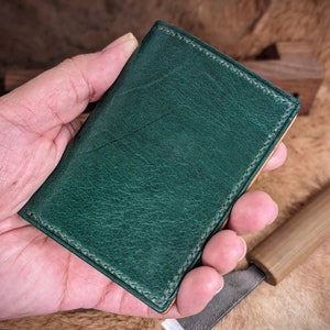 Cartera vertical delgada - Piel de canguro natural y piel italiana verde - 5 bolsillos - Hecha a mano en Australia - Cartera minimalista con bolsillo frontal
